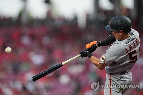 Giants' Lee Jung-hoo enjoys 3rd multihit game of April in loss