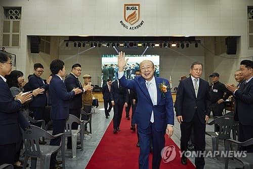 Members of corporate owner families paid average 2.7 bln won