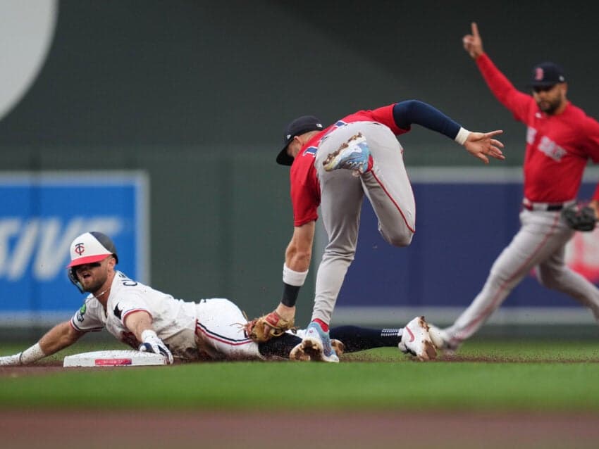 Willson Contreras leaves game with back tightness as Red Sox fall to Twins 6-0